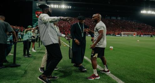 أديبايور يشارك لاعبي الزمالك الاحتفال بكأس السوبر الإفريقي (صور)